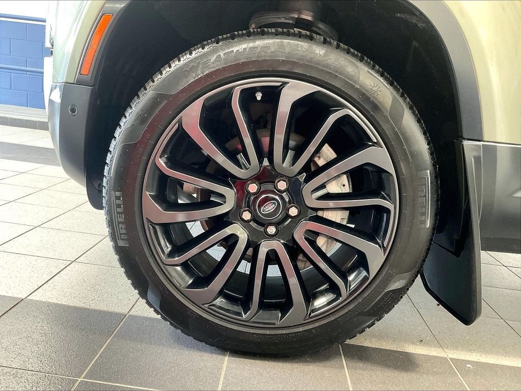 Used 2020 Green Land Rover SE image 7