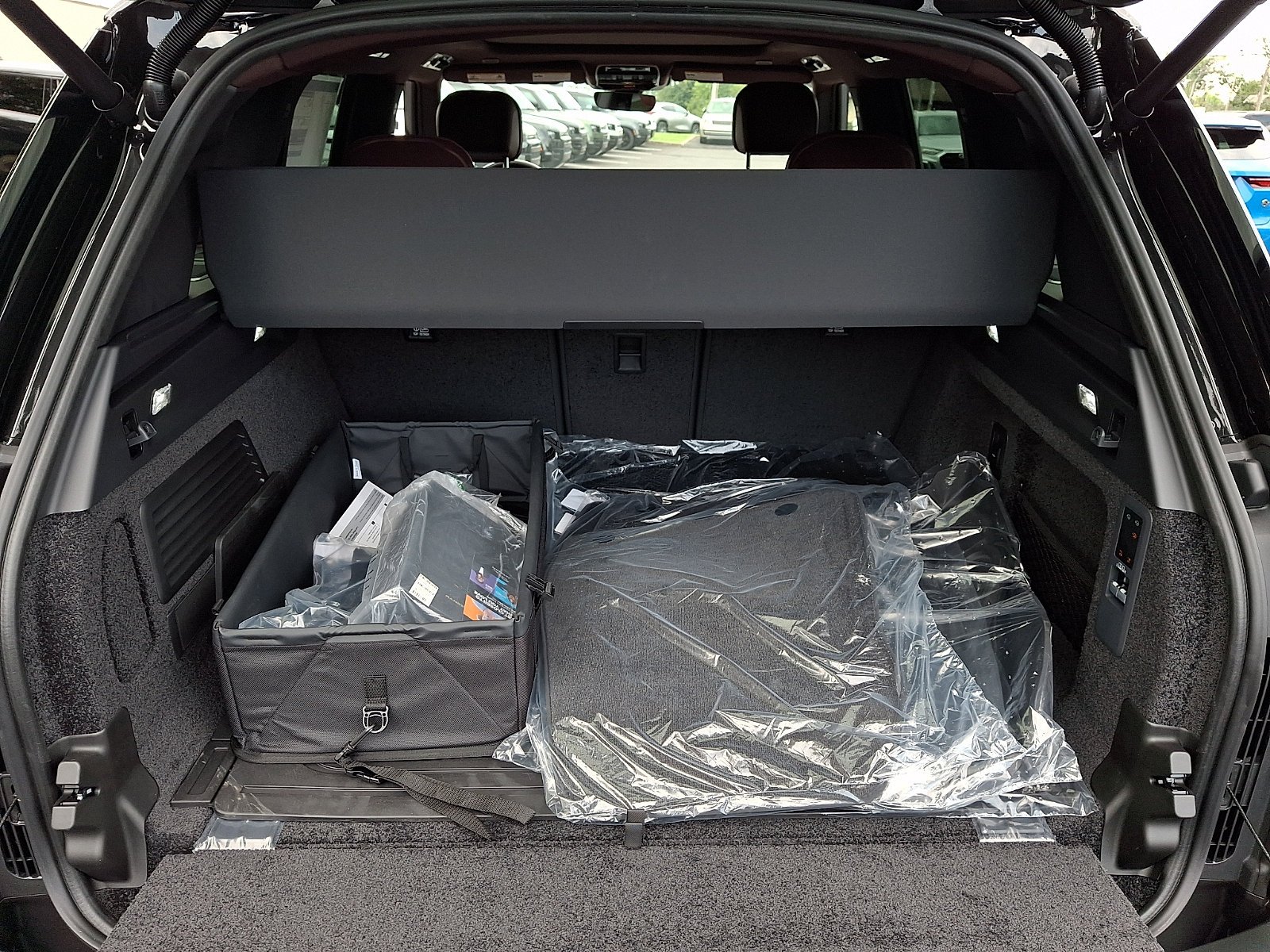 New 2027 Santorini Black Land Rover SE image 16