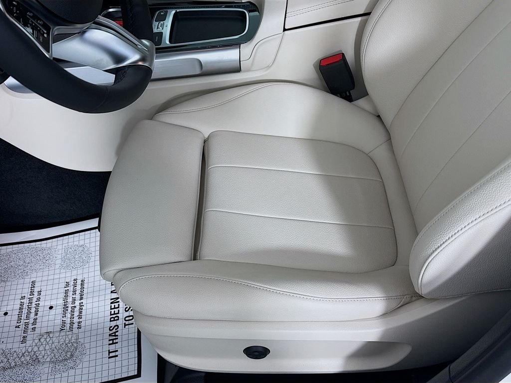 Used 2025 White Mercedes-Benz GLB 250 image 19