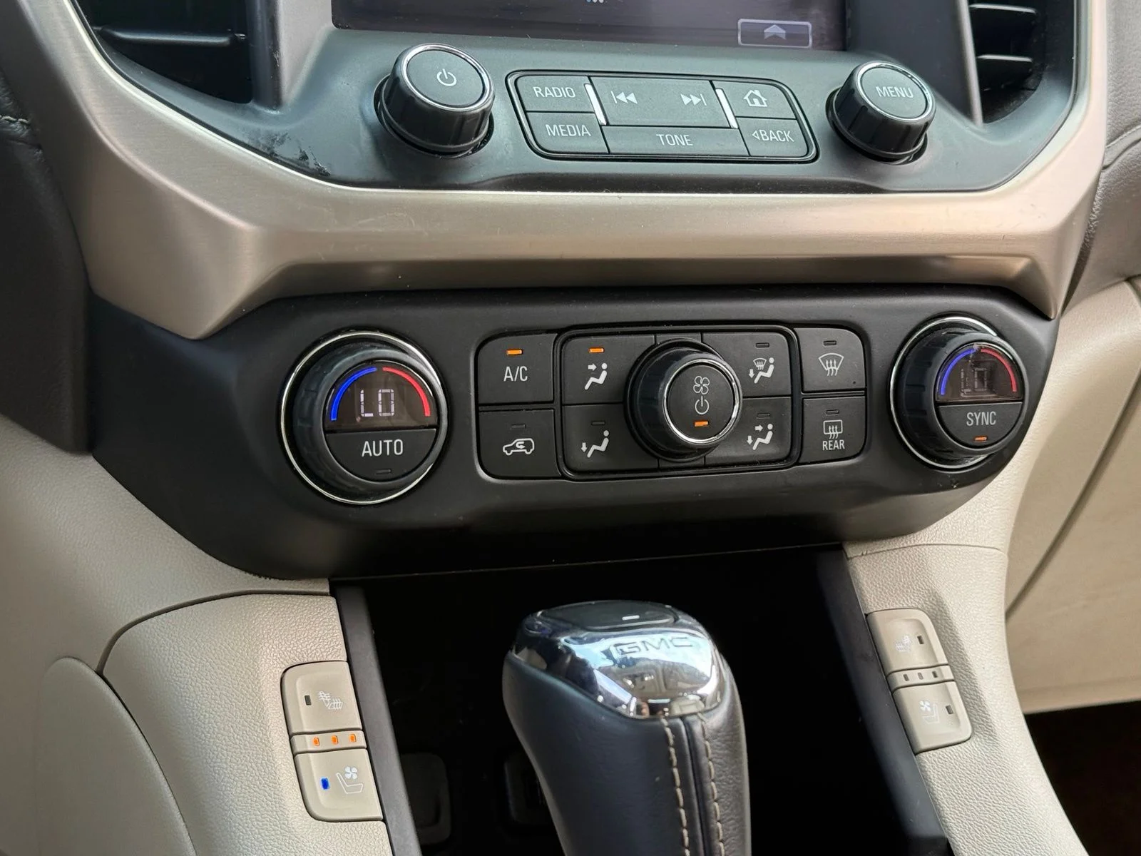 Used 2018 White GMC Denali image 20