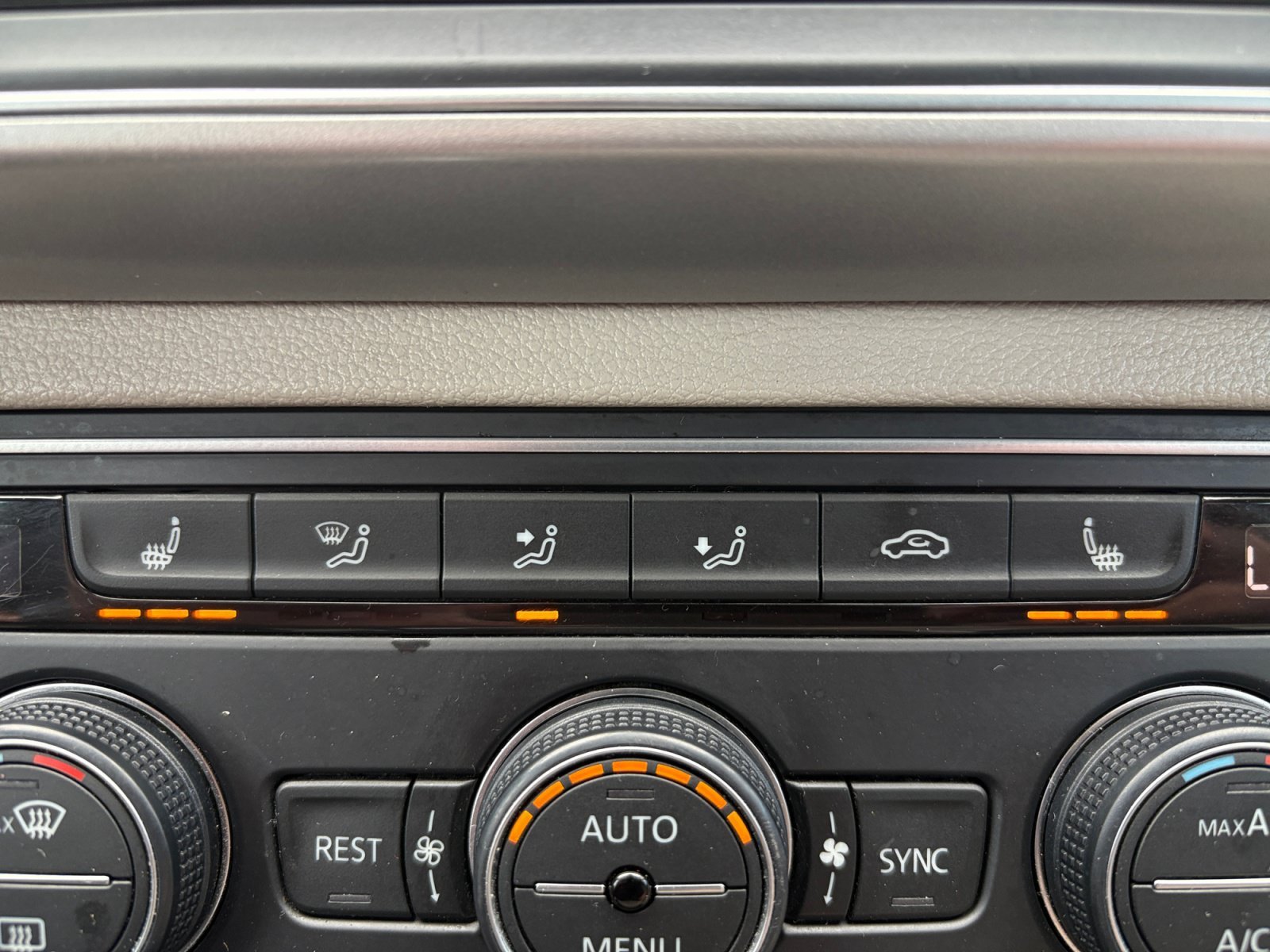Used 2019 Deep Black Pearl Volkswagen 3.6L V6 SE w/Technology image 22