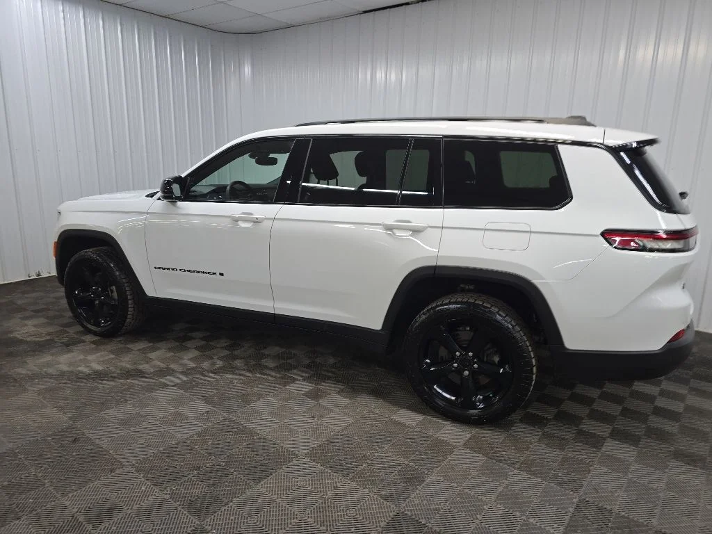 Used 2023 White Jeep Altitude image 4