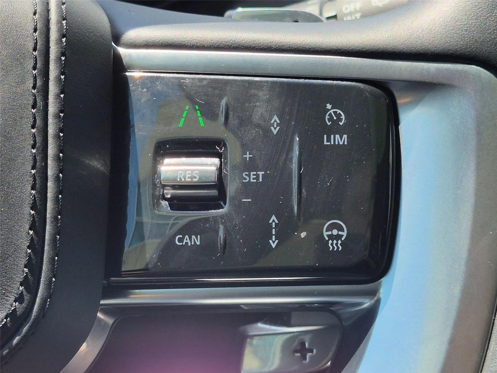 Used 2025 Fuji White Land Rover SE image 18