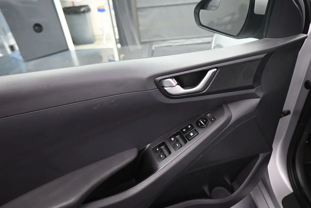 Used 2018 Silver Hyundai Blue image 41
