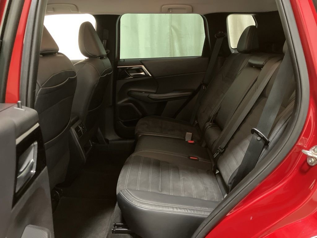 Used 2023  Mitsubishi SE image 13