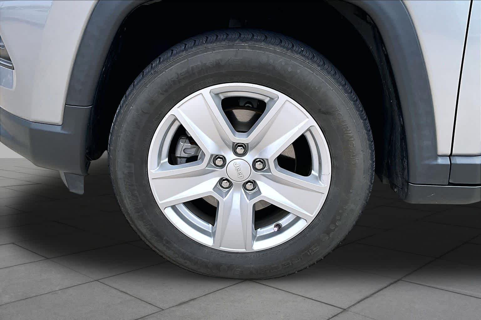 Used 2022 Billet Silver Metallic Clearcoat Jeep Latitude image 12