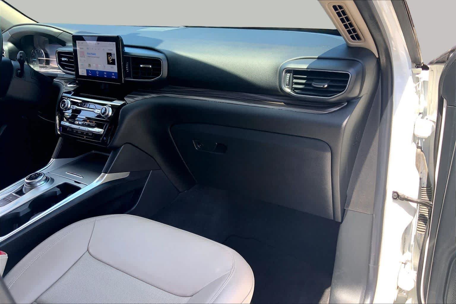 Used 2022 Star White Metallic Tri-Coat Ford Limited image 19
