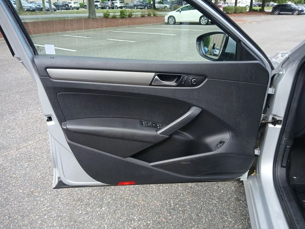 Used 2012 Silver Volkswagen 2.5 S image 10