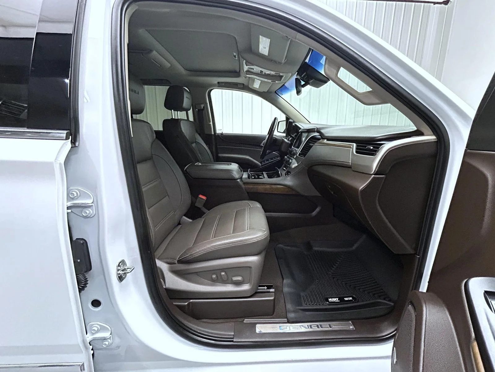 Used 2019 White GMC Denali image 15