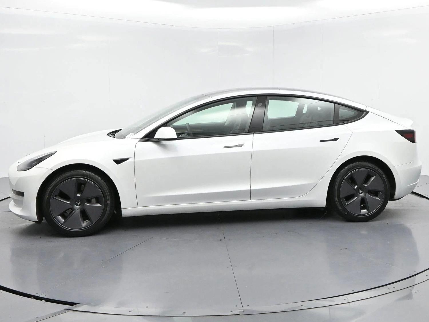 Used 2021 Pearl White Multi-Coat Tesla Standard Range Plus image 4