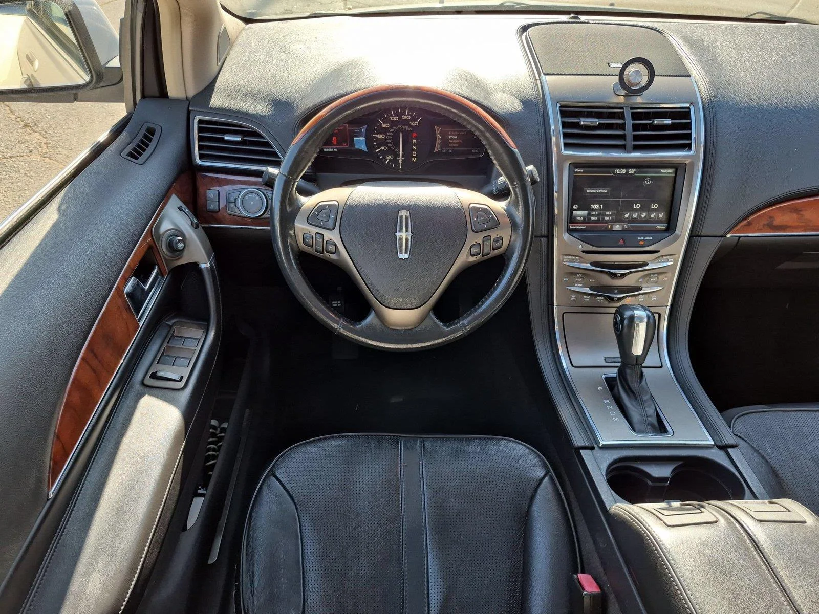 Used 2011 WHITE PLATINUM METALLIC TRI-COAT LINCOLN  image 28