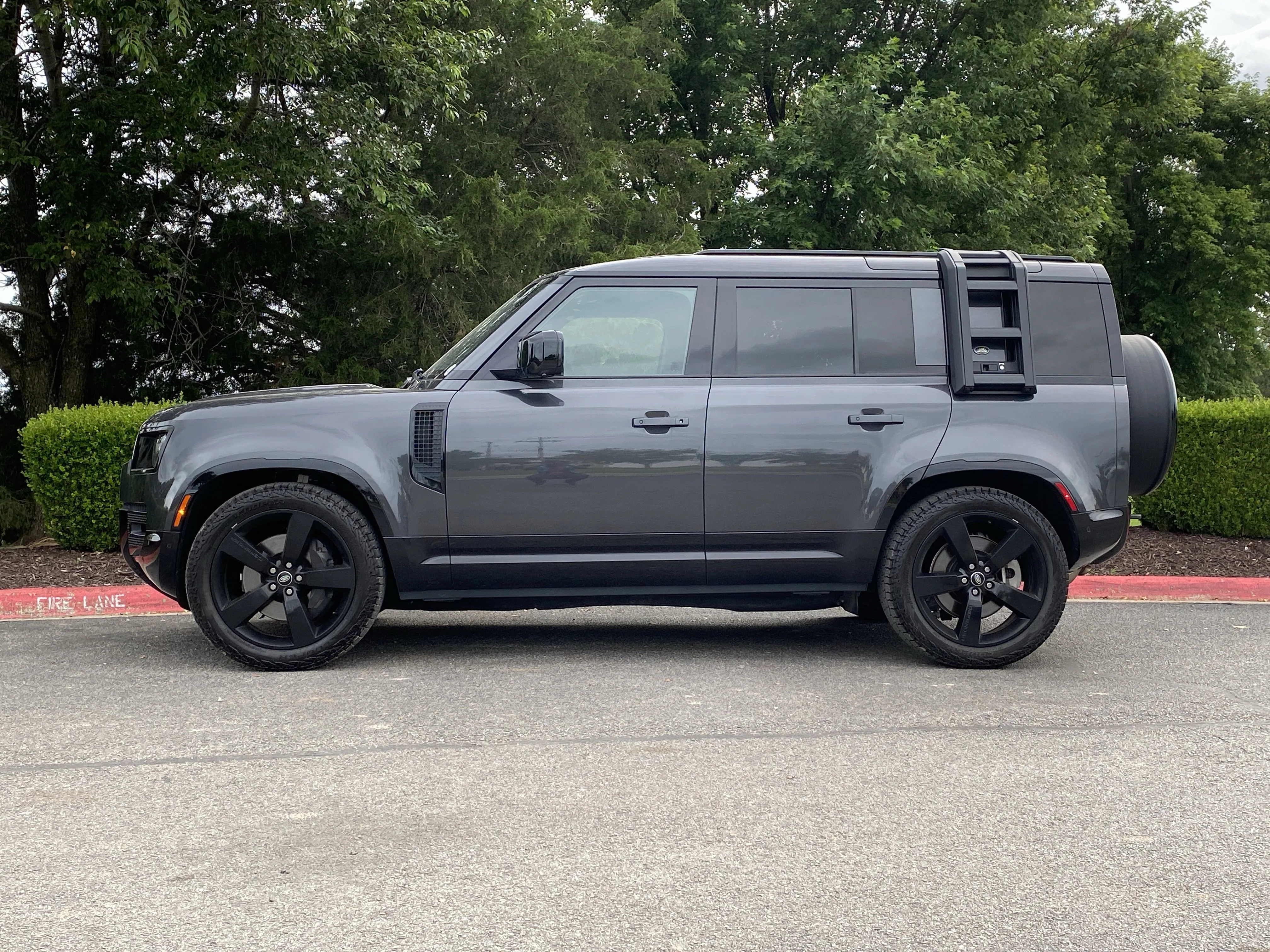 Used 2023 Black Land Rover X-Dynamic SE image 11