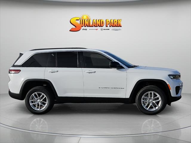 New 2025 Bright White Clear-Coat Exterior Paint Jeep Laredo X image 6