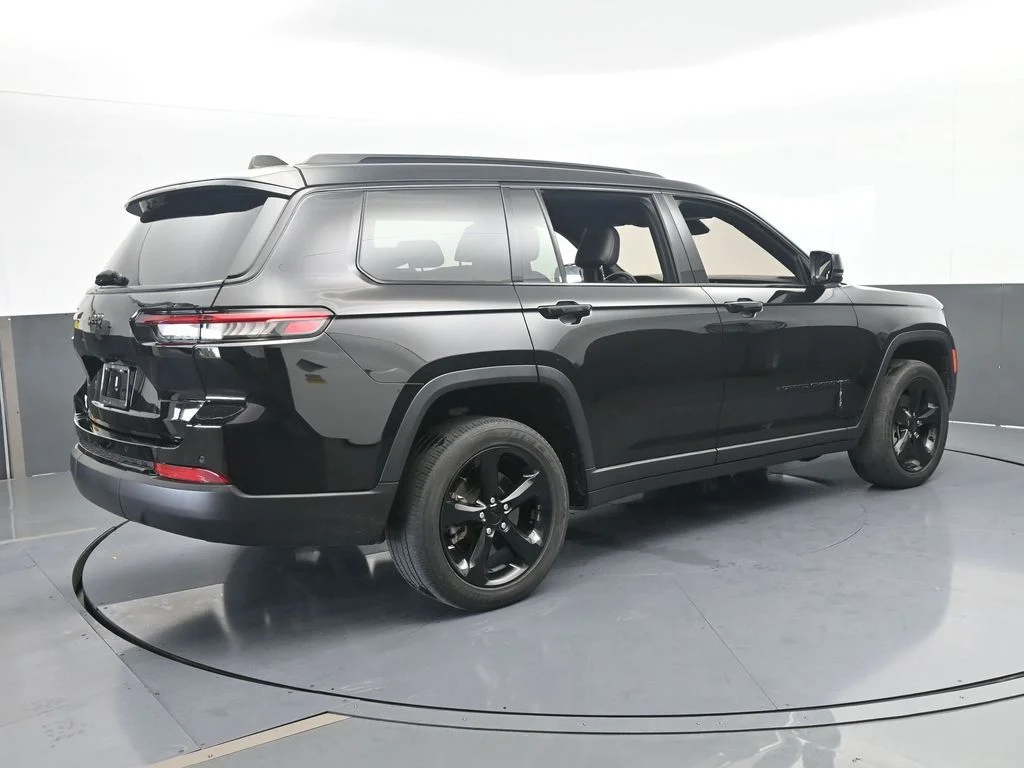 Used 2023 Diamond Black Crystal Pearlcoat Jeep Altitude image 5