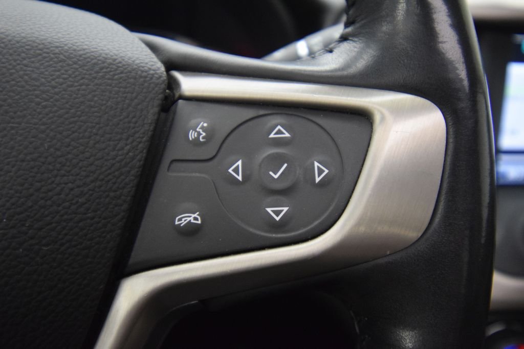 Used 2019 White Frost Tricoat GMC Denali image 40