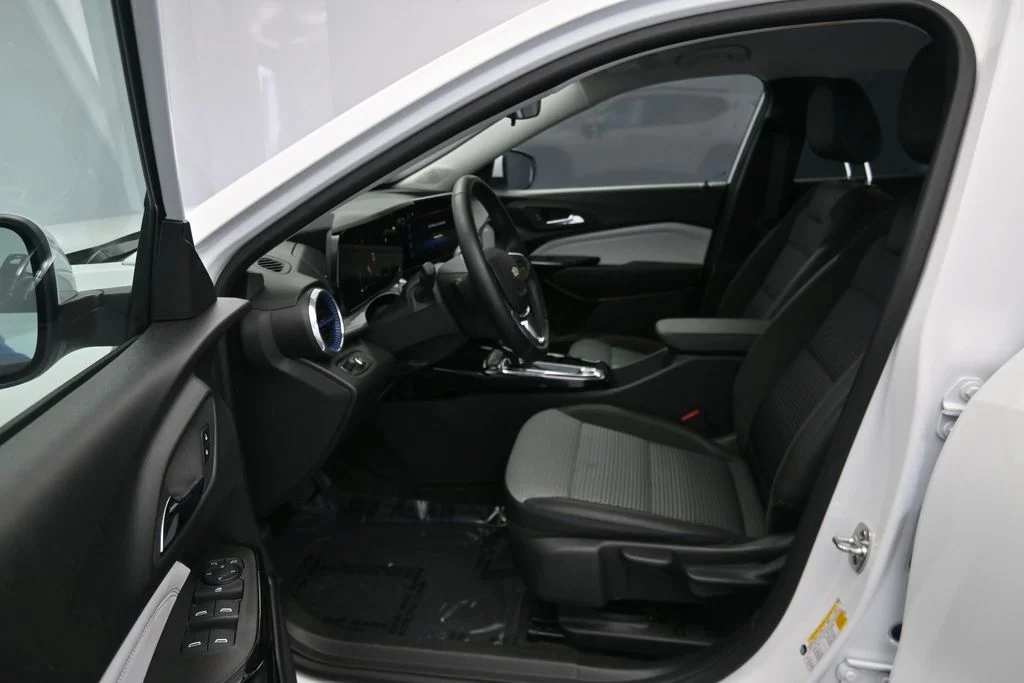 Used 2025 Summit White Chevrolet LT image 14