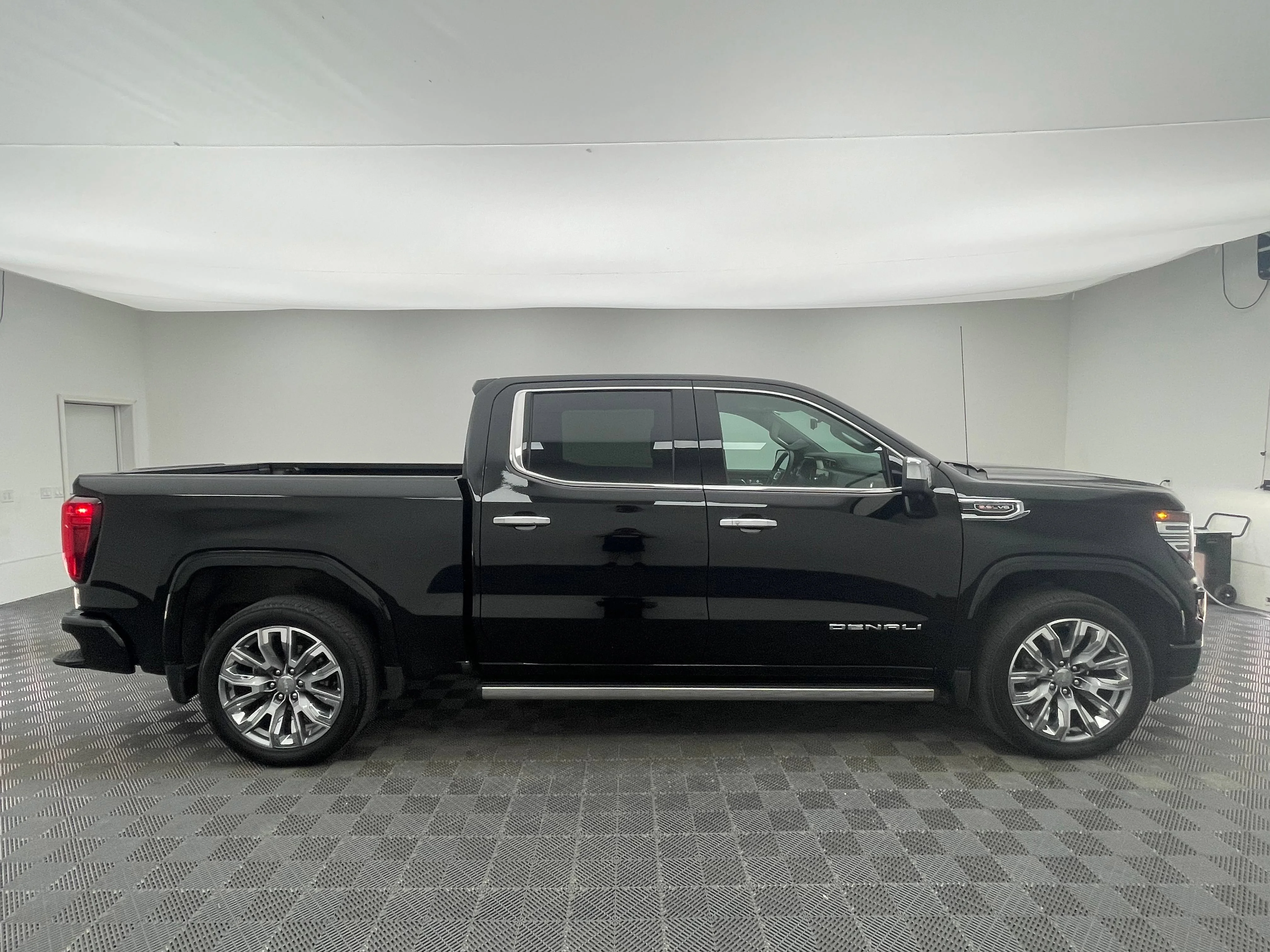 Used 2024 Onyx Black GMC Denali image 10