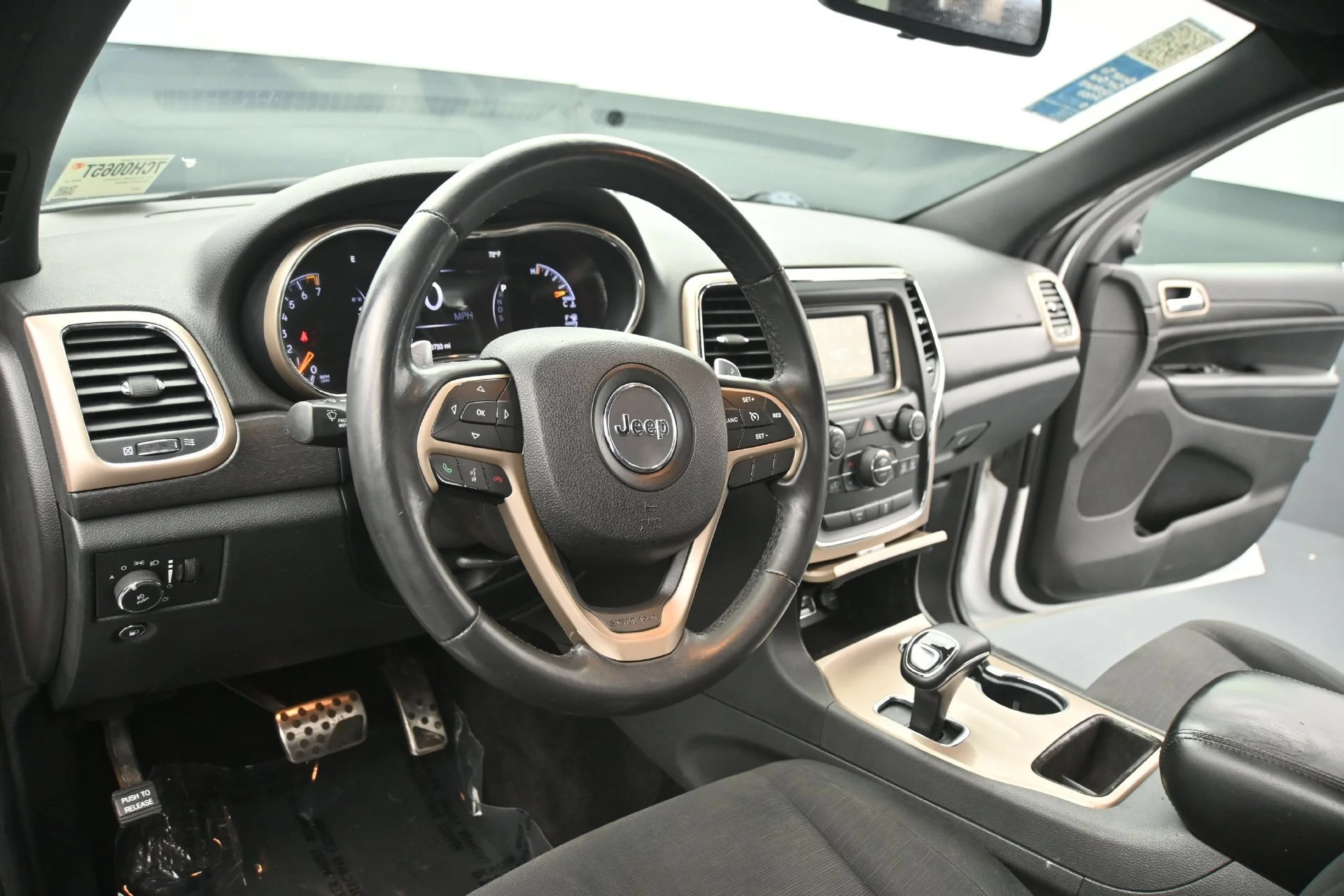 Used 2015 Bright White Clearcoat Jeep Laredo image 21
