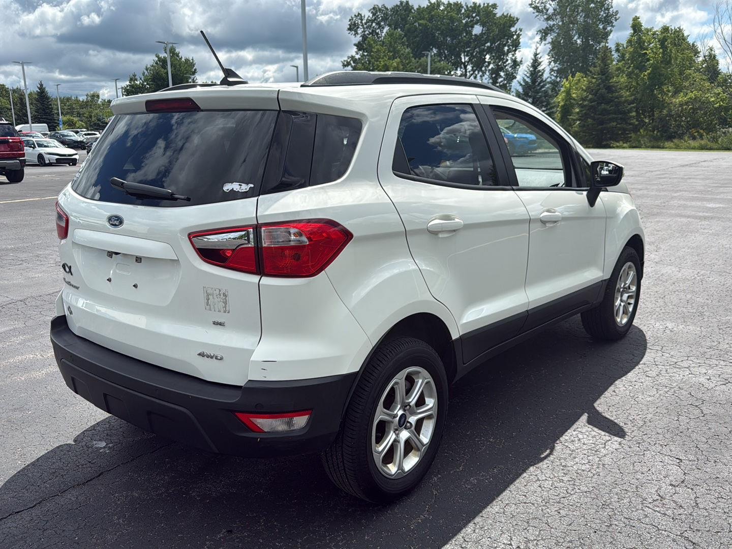 Used 2019 Diamond White Ford SE image 17