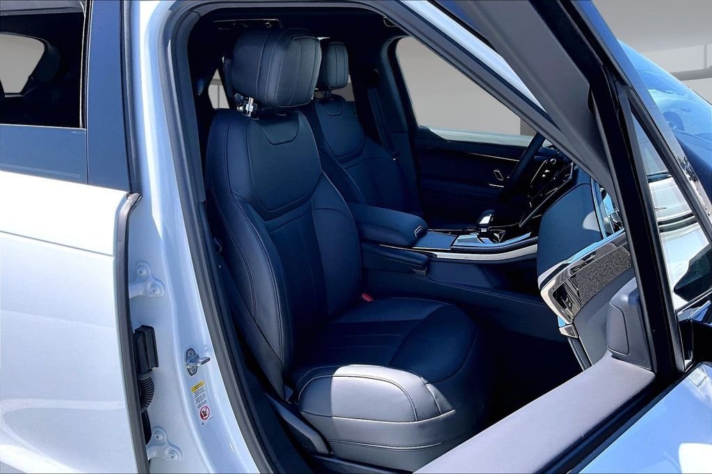 New 2026 FUJI WHITE Land Rover Dynamic SE image 11