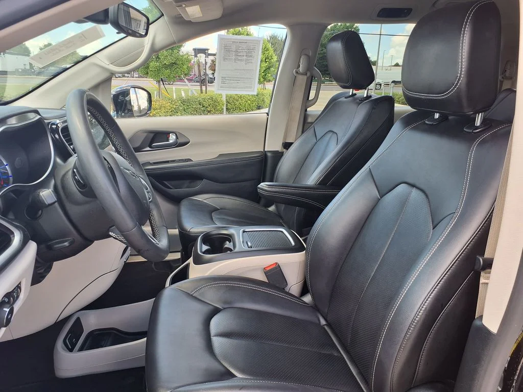Used 2024 Black Chrysler Select image 18