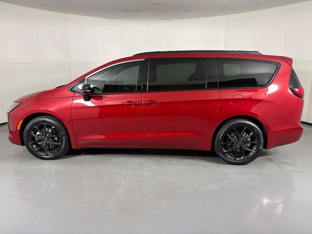 New 2027 Red Hot Pearl-Coat Paint Chrysler Limited image 5