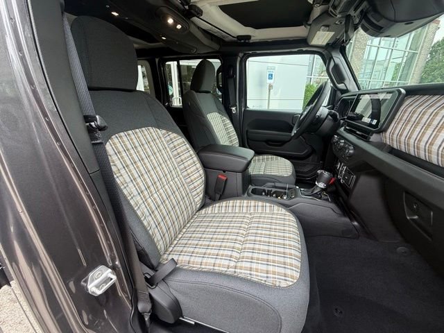 New 2026 Granite Crystal Metallic Clear-Coat Exterior Paint Jeep  image 27