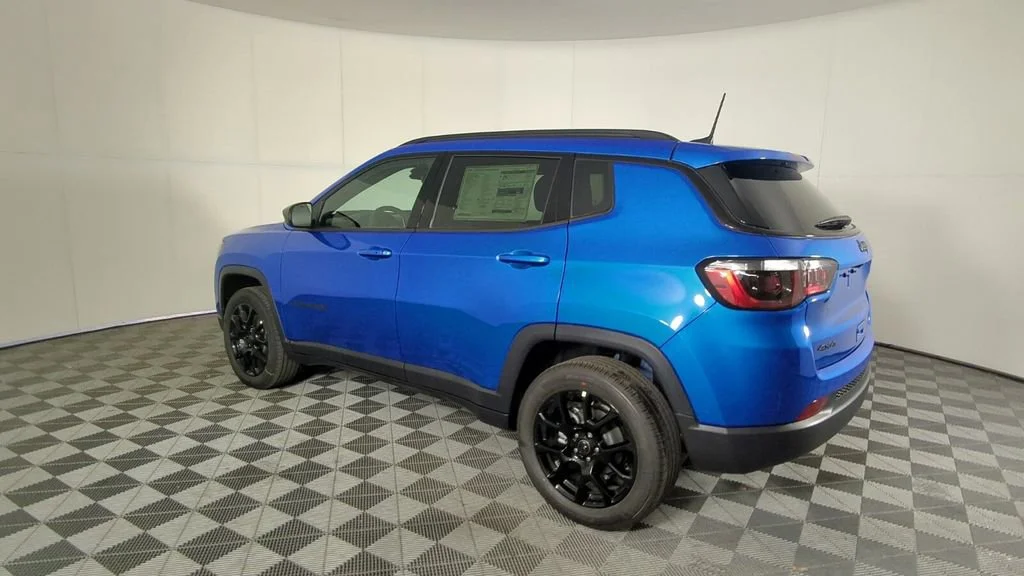 New 2026 Hydro Blue Pearl-Coat Exterior Paint Jeep Latitude Altitude image 6