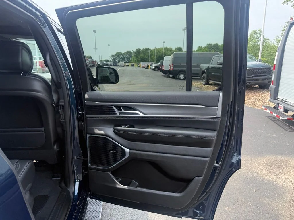 New 2026 Fathom Blue Pearlcoat Jeep Upland image 54