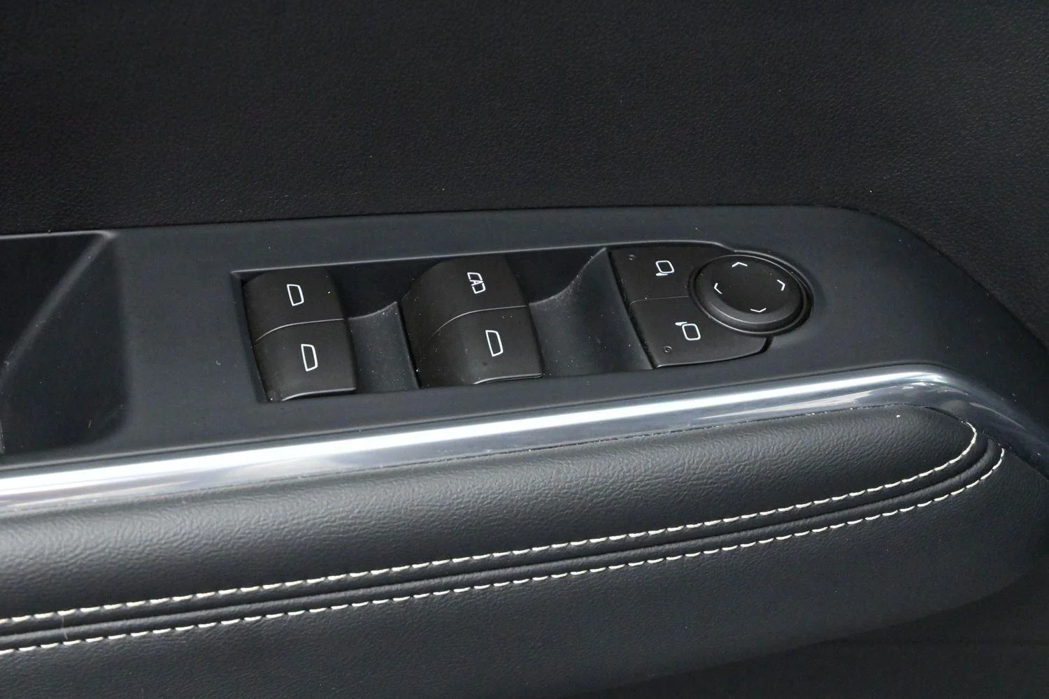 Used 2026 Summit White GMC Elevation image 13