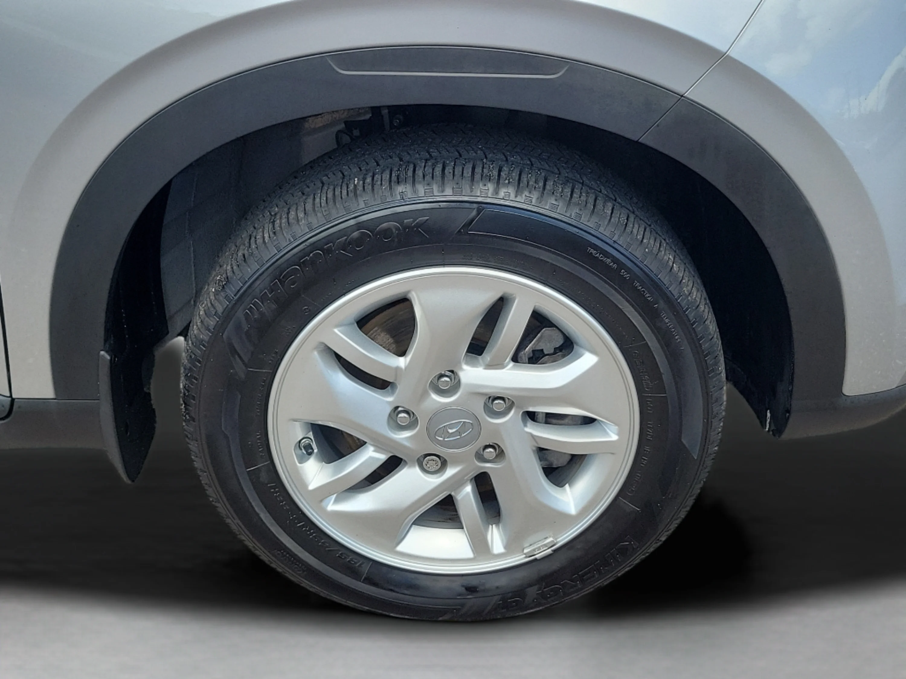 Used 2025 Shimmering Silver Hyundai SE image 9