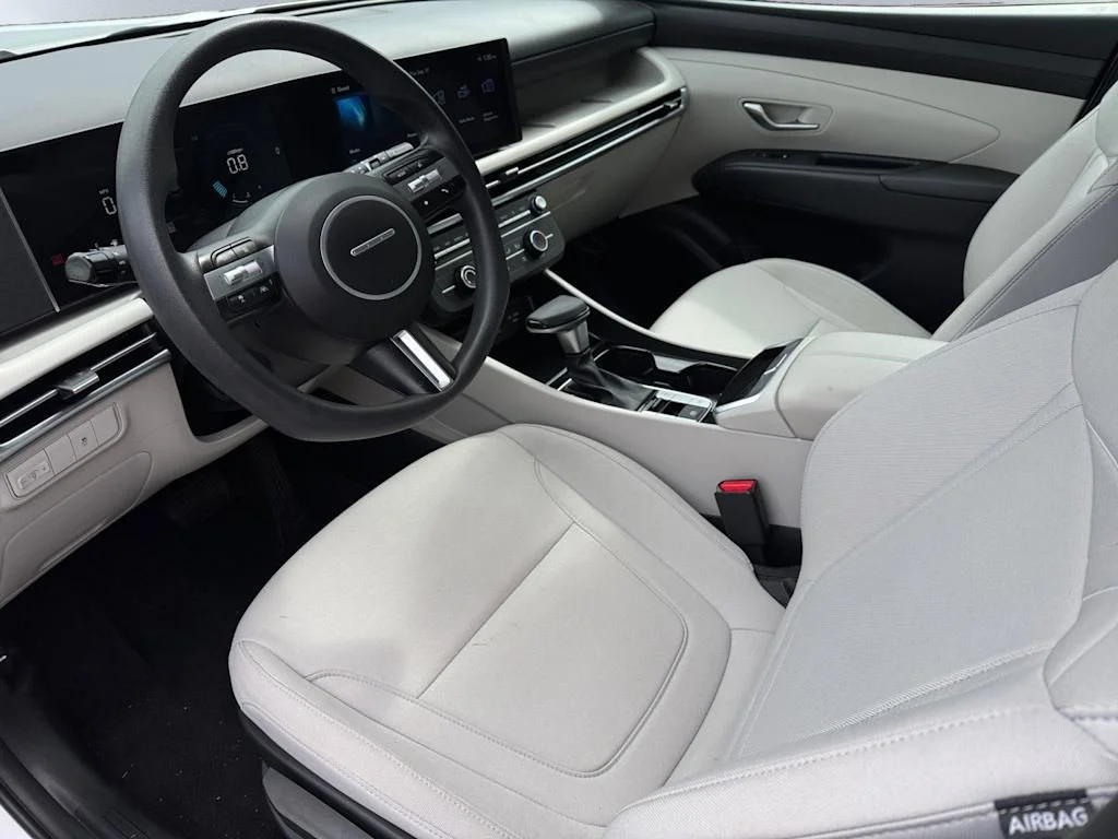 Used 2025 White Hyundai SE image 7
