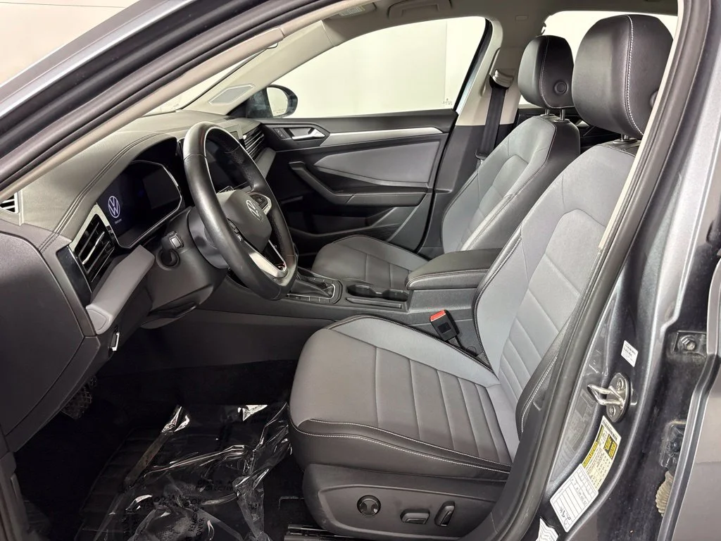 Used 2025 Gray Volkswagen 1.5T SE image 22