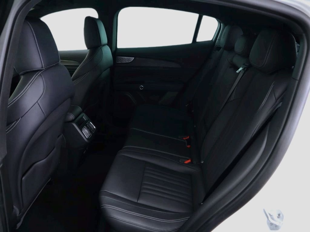 Used 2025 Bianco Astro Metallic Maserati Base image 22