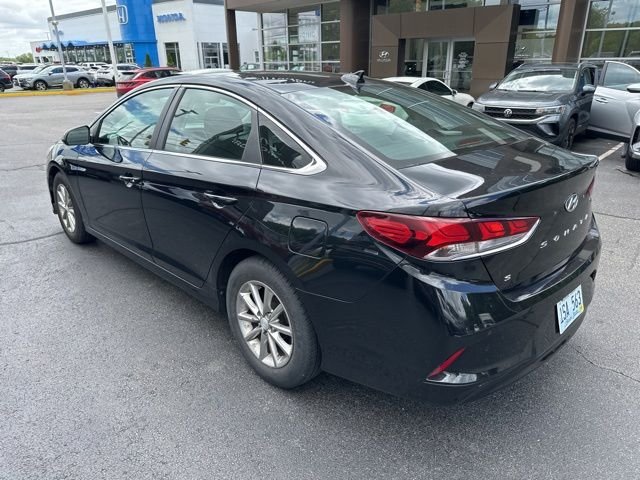 Used 2019 Black Hyundai SE image 2