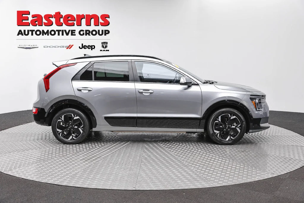 Used 2023 Gray Kia Wind image 6