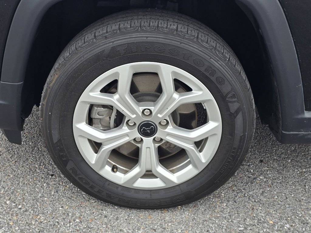 Used 2025 Black Jeep Latitude image 9
