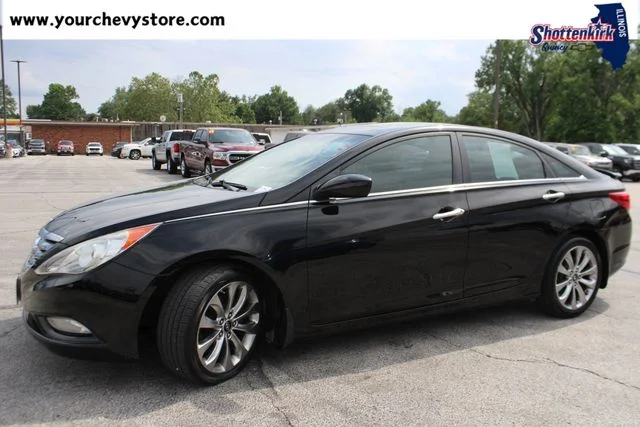 Used 2011 Black Hyundai SE image 2