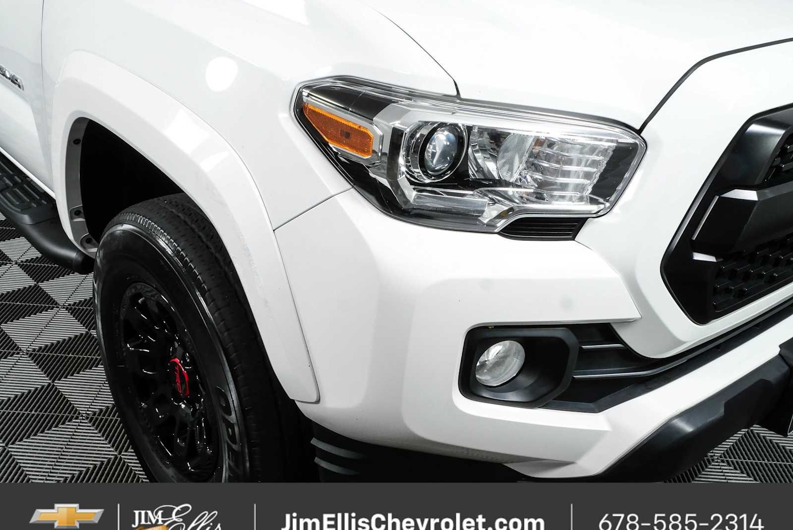 Used 2017 White Toyota SR5 V6 image 31