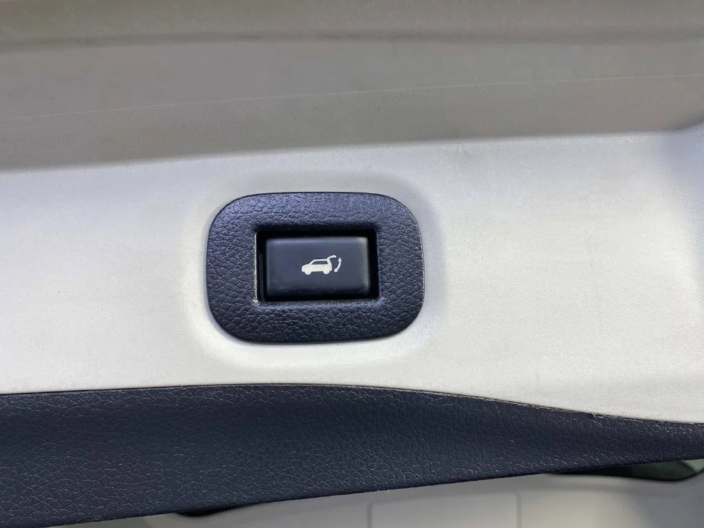 Used 2016 Magnetic Black Nissan SL image 7