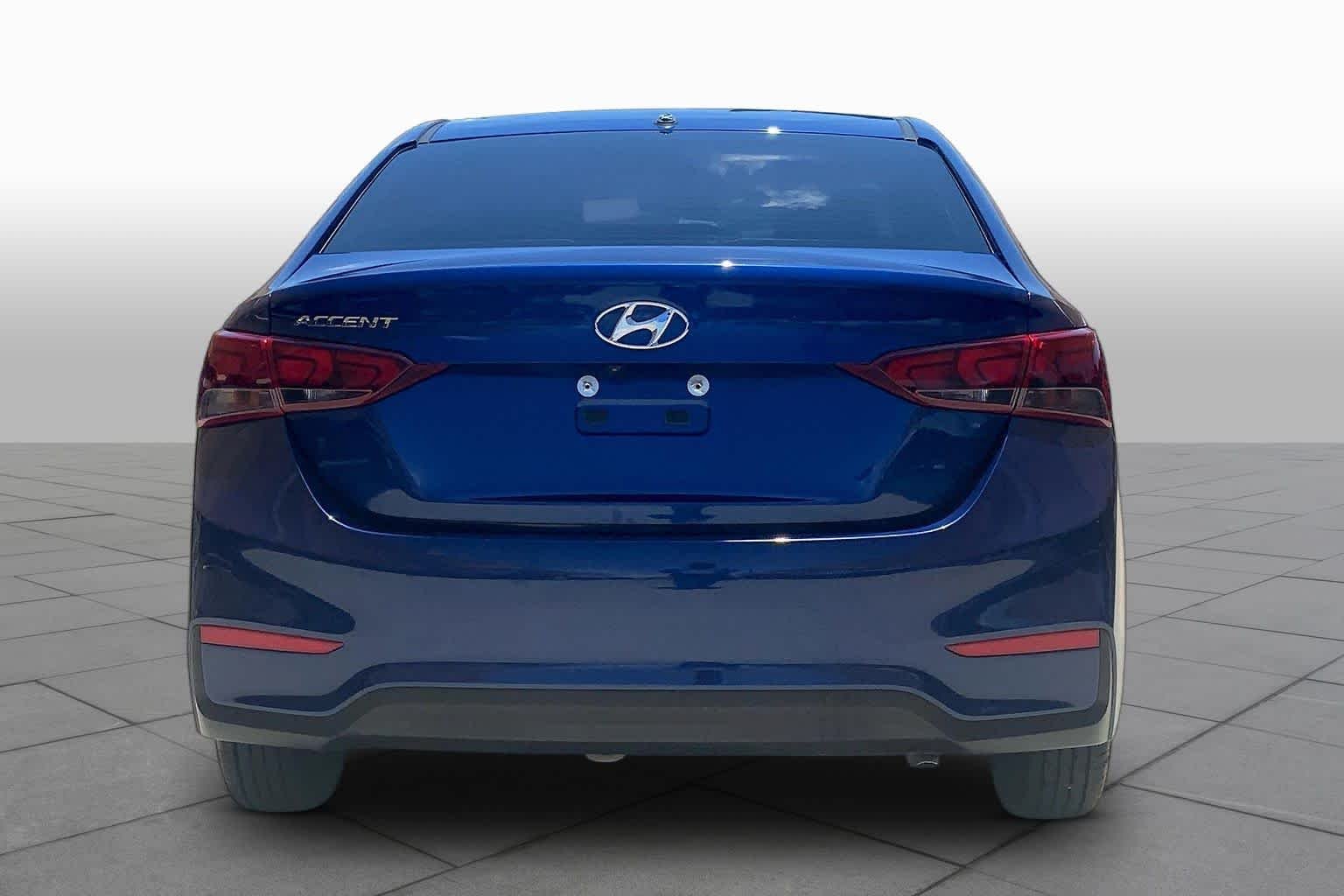 Used 2022 Admiral Blue Hyundai SE image 4