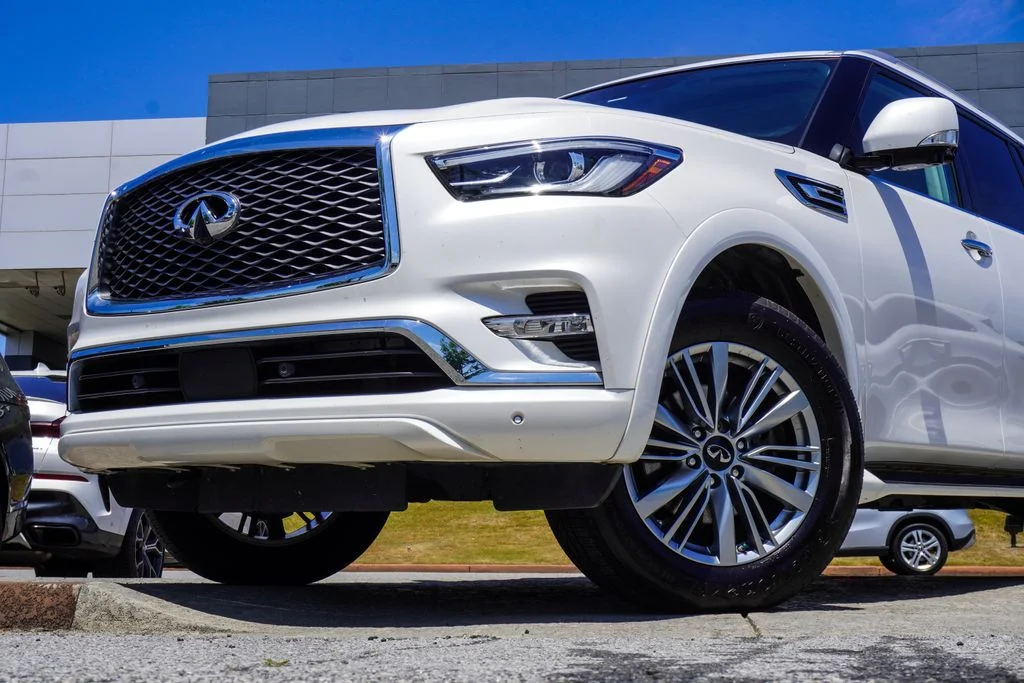 Used 2023 White INFINITI LUXE image 2
