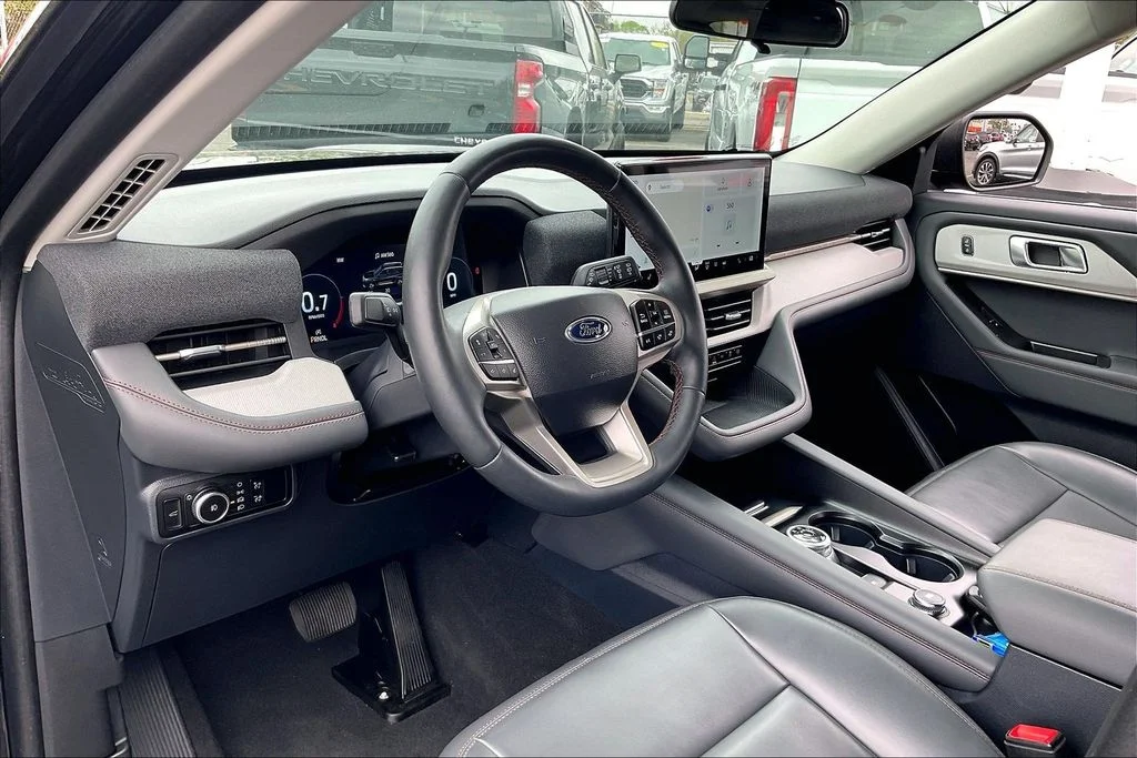 Used 2025 Black Metallic Ford Active image 12