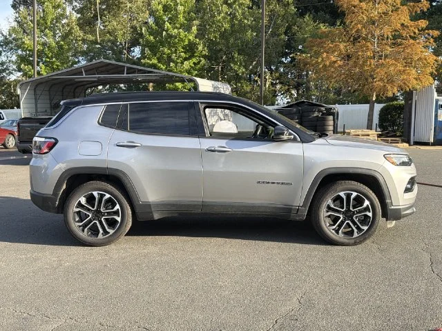 Used 2024  Jeep Limited image 5