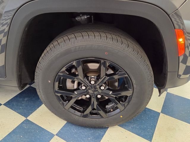 Used 2024 Gray Jeep Altitude image 10