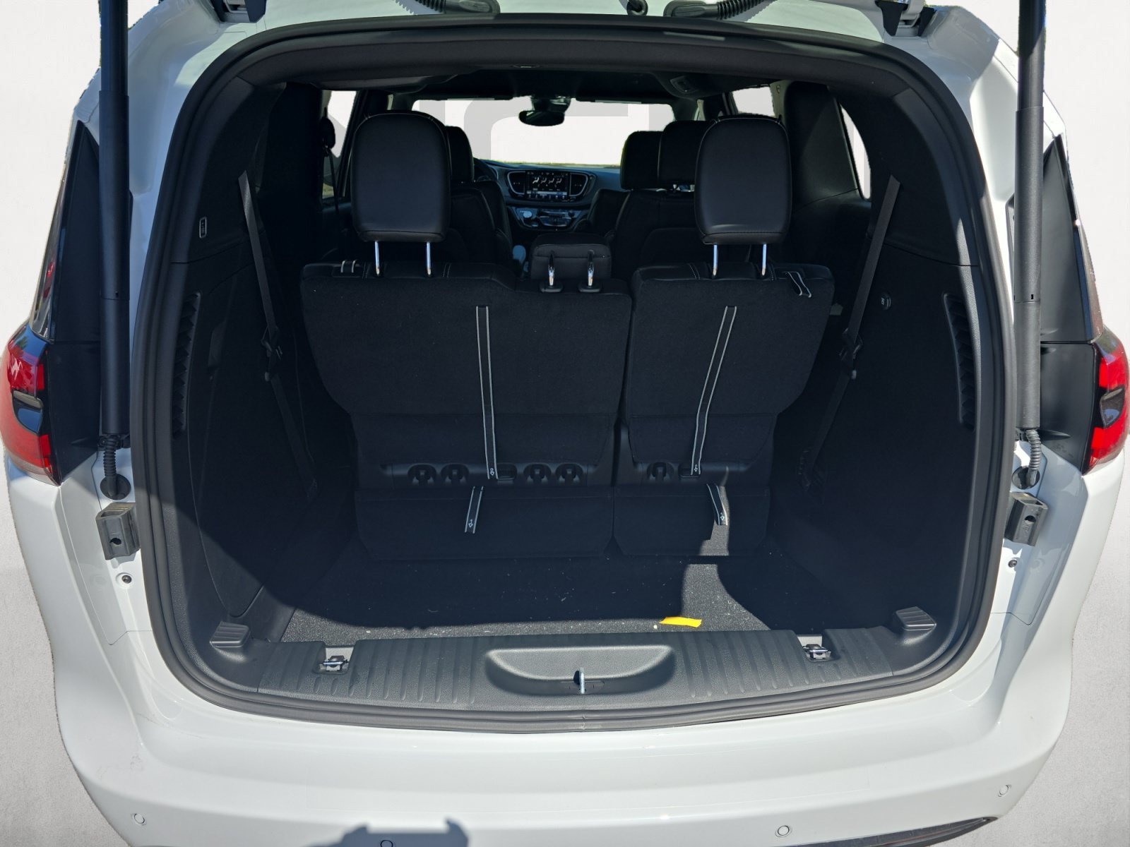 New 2027 Bright White Clearcoat Chrysler Select image 12
