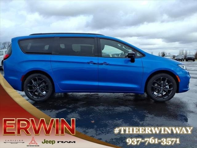 New 2026 Hydro Blue Pearl-Coat Exterior Paint Chrysler Limited image 6