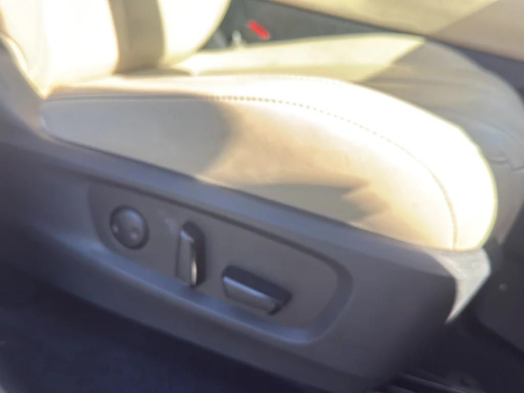 Used 2022 White INFINITI LUXE image 15