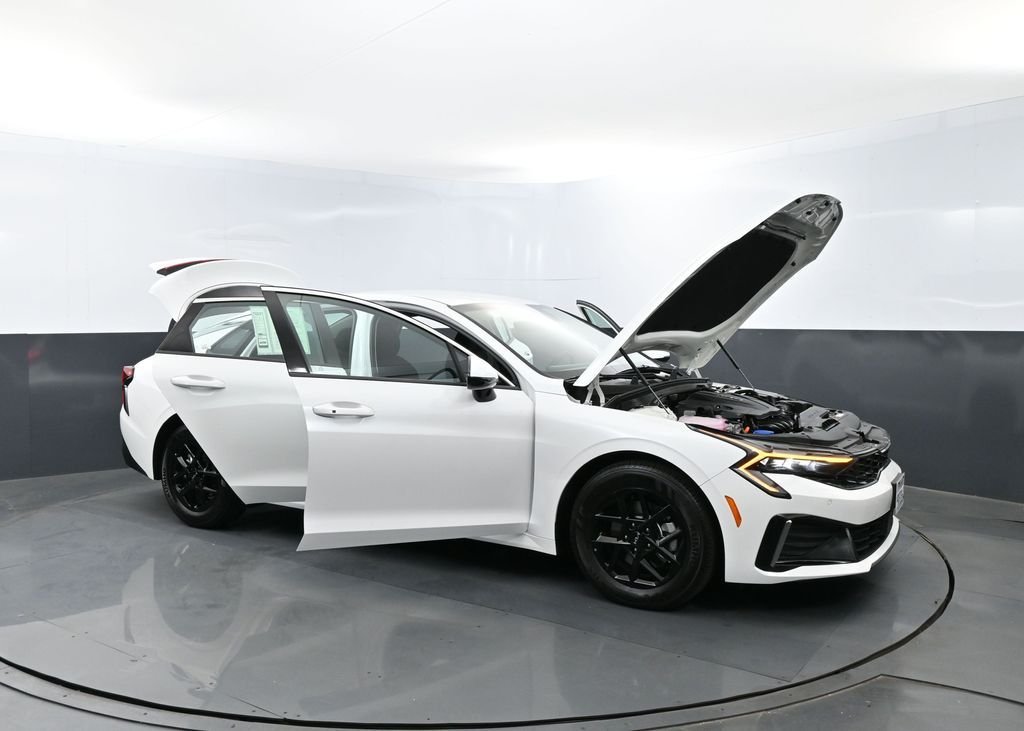 Certified Used 2025 Snow White Pearl Kia LXS image 28