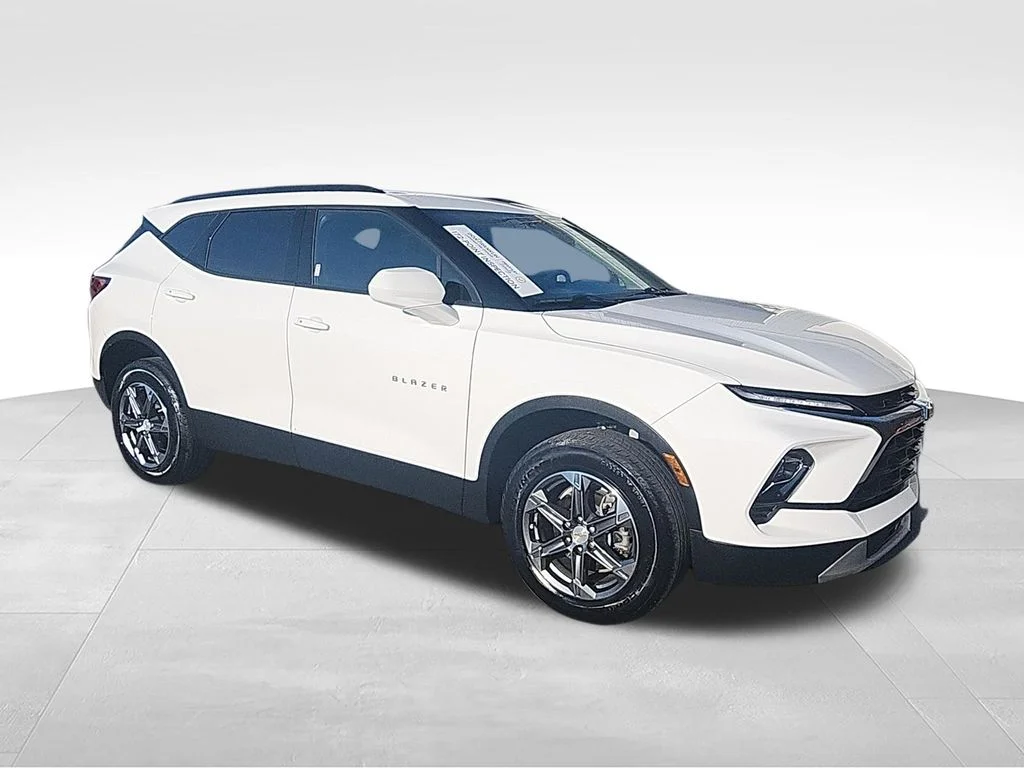 Used 2024 White Chevrolet LT image 3
